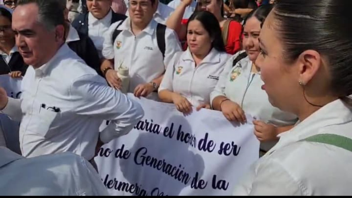 ¡Dijo que sí! Jesús Madueña acepta ser padrino de la generación 2021-2025 de la Facultad de Enfermería de Los Mochis