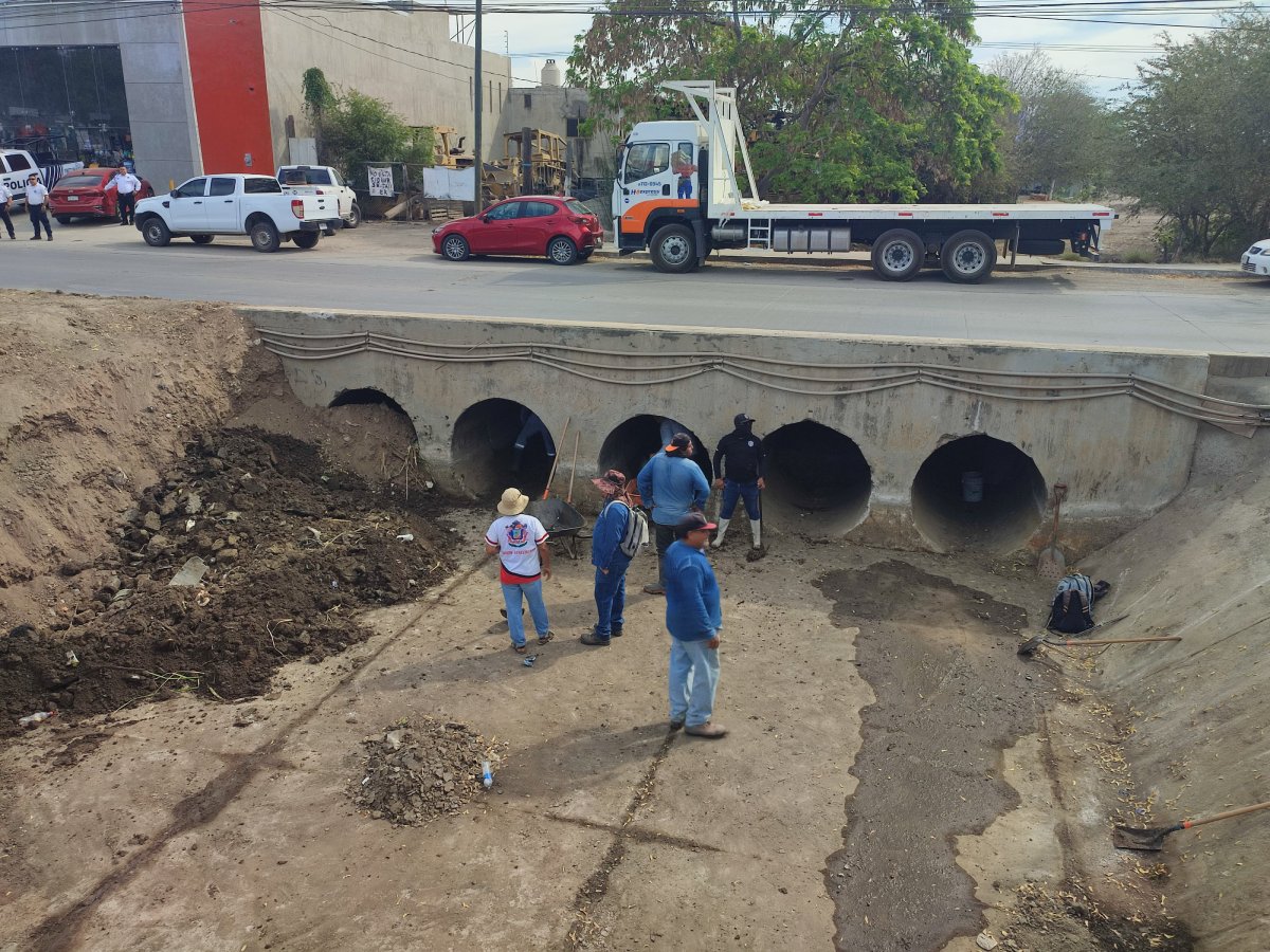 ¿No quieres que se inunde Mazatlán? Ayuntamiento limpia y desazolva canales; alcaldesa pide no tirar basura
