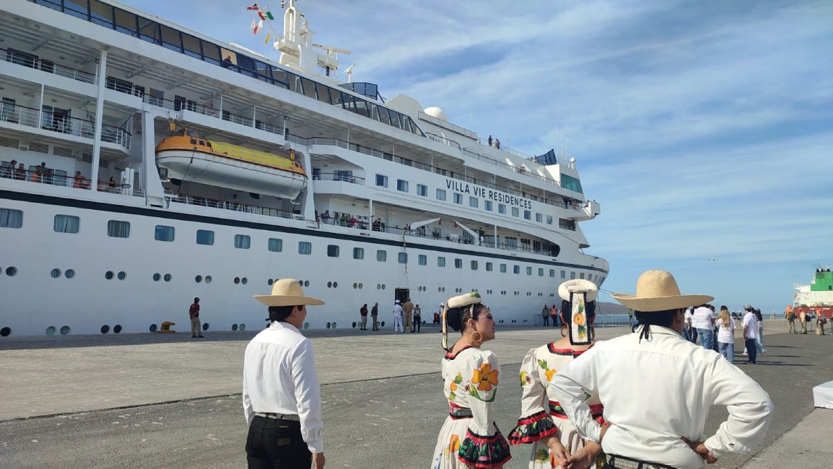 Crucero turístico Odyssey arriba a Topolobampo; dan bienvenida en medio de fiesta