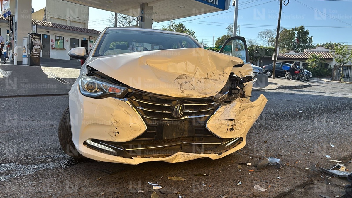 Baleado y chocado localizan un auto en la colonia 10 de Mayo, en Culiacán