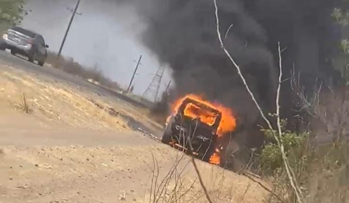Localizan camioneta incendiada en el municipio de Sinaloa