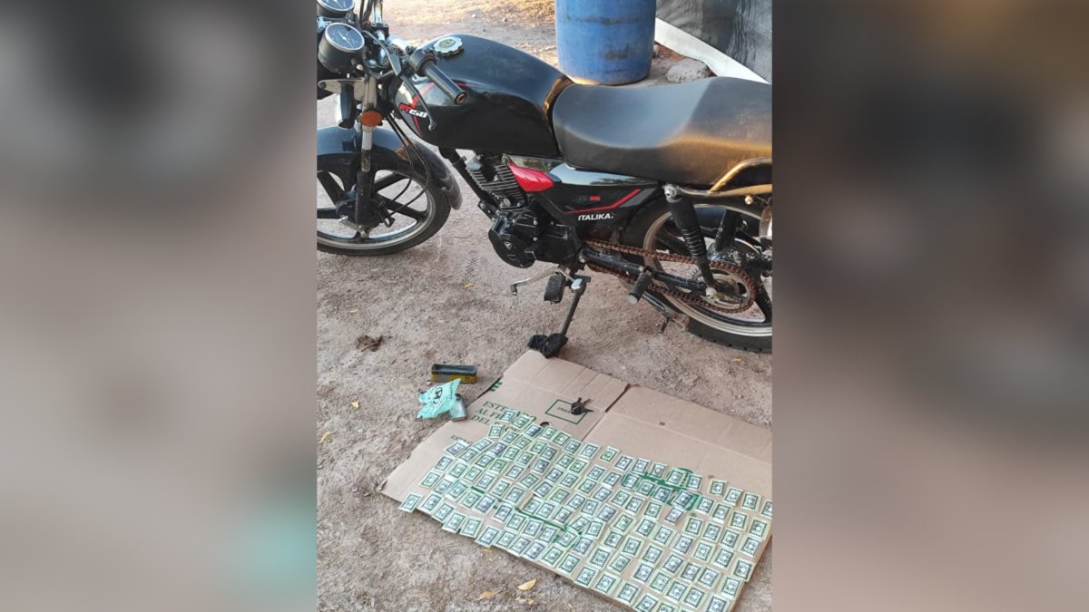 Localizan una moto abandonada, 123 dosis de cristal y cartuchos en Culiacán