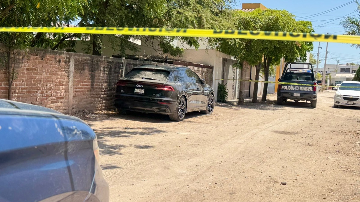 Localizan vehículo con impactos de bala en la colonia Juárez, en Guamúchil