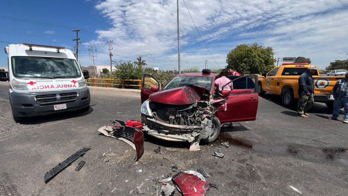Madre e hijas resultan lesionadas tras sufrir accidente sobre la México 15, en Los Mochis