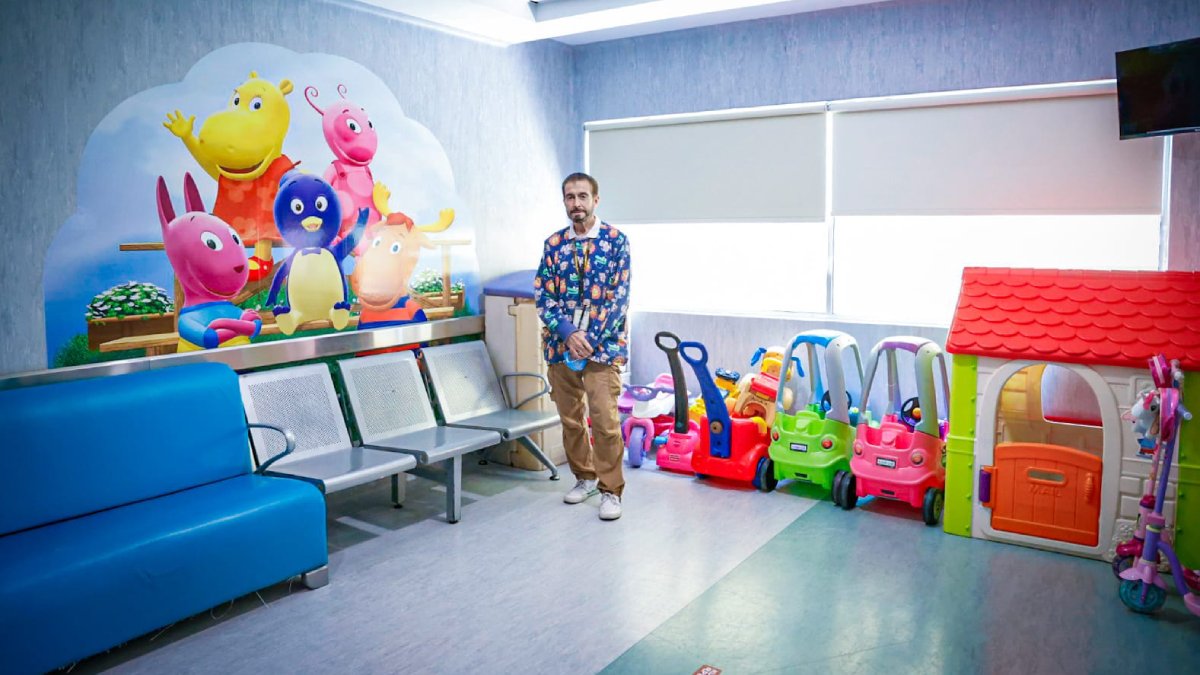 “Todos tenemos una misión”: El maestro Cerritos dedica su vida a la educación de niños del Hospital Pediátrico de Sinaloa