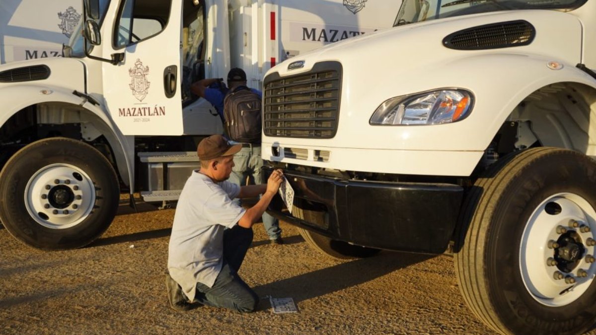 Mazatlán refuerza recolección de basura con cinco nuevos camiones y avanza en limpieza de canales pluviales