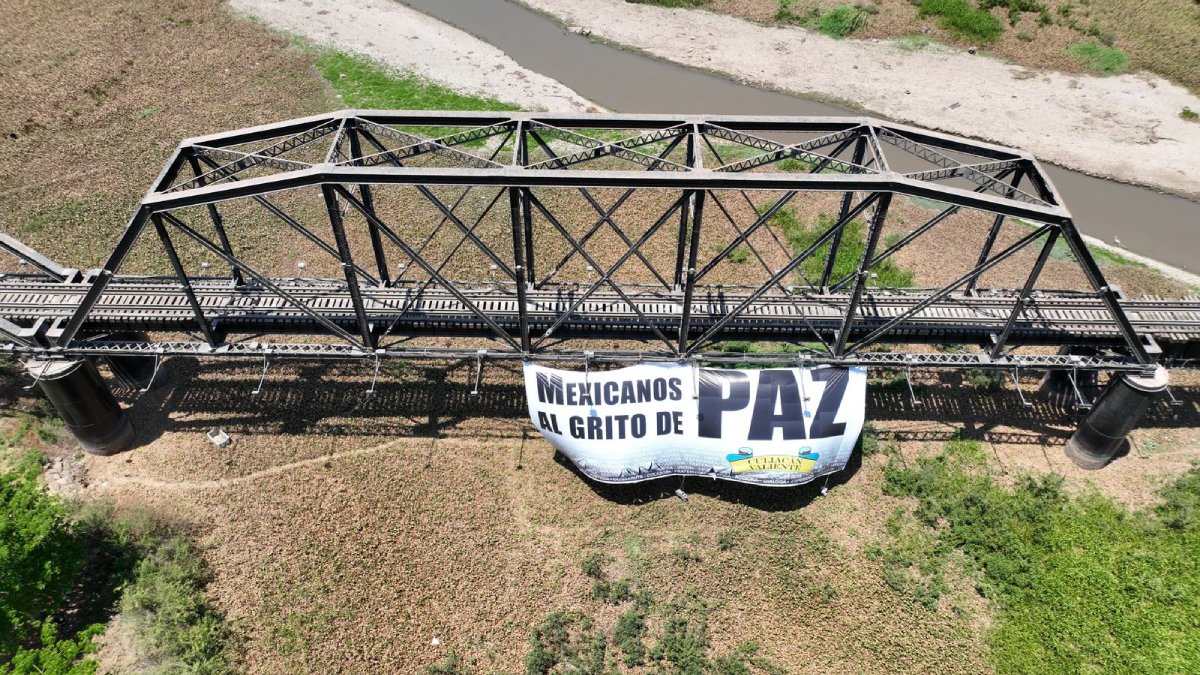 “Mexicanos al grito de paz”; colocan megamanta en el puente Negro en Culiacán