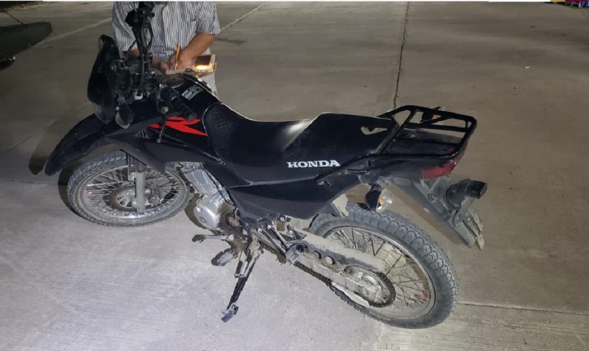 Policías estatales recuperan motocicleta robada en Culiacán
