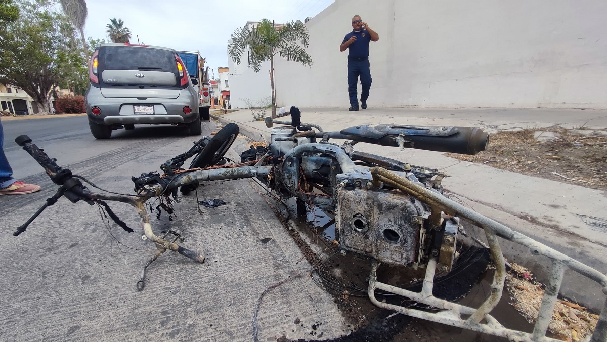 ¡Se prendió la moto! Joven sufre quemaduras al ser arrollado por conductora en Los Mochis