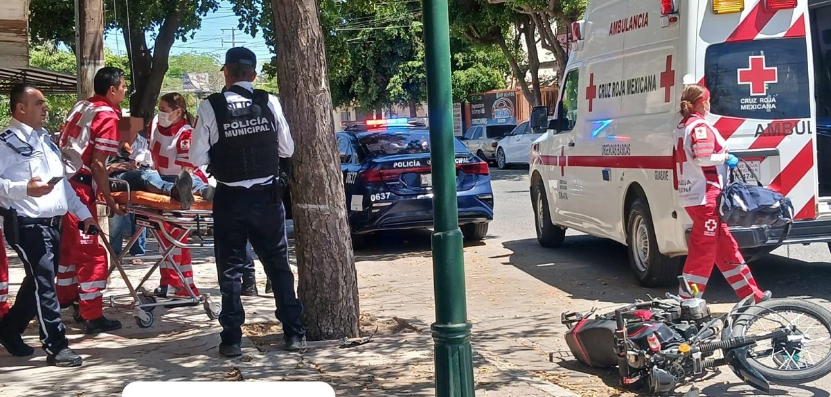 Menor de edad resultó lesionado al ser embestido cuando viajaba en una moto por el centro de Guasave