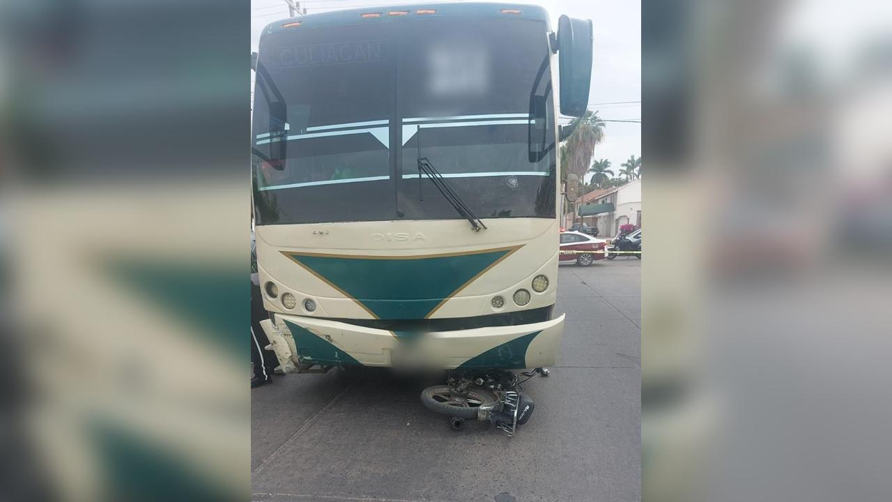 Motociclista muere atropellado por autobús de pasajeros en el Centro de Los Mochis