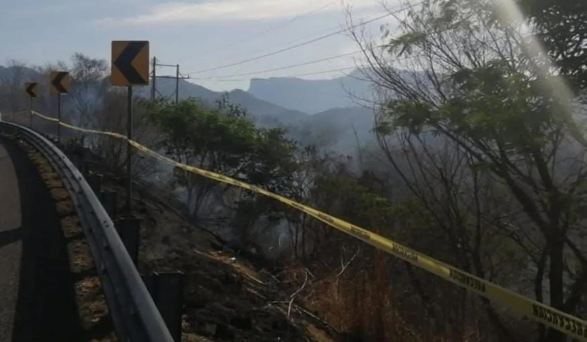 Muere conductor en accidente en la Mazatlán-Durango; el vehículo queda calcinado
