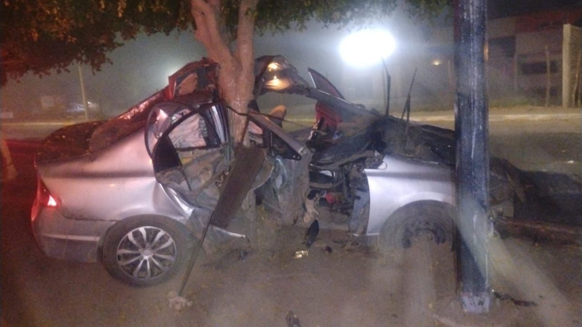 Mujer termina inconsciente al chocar su vehículo contra un árbol en Guasave