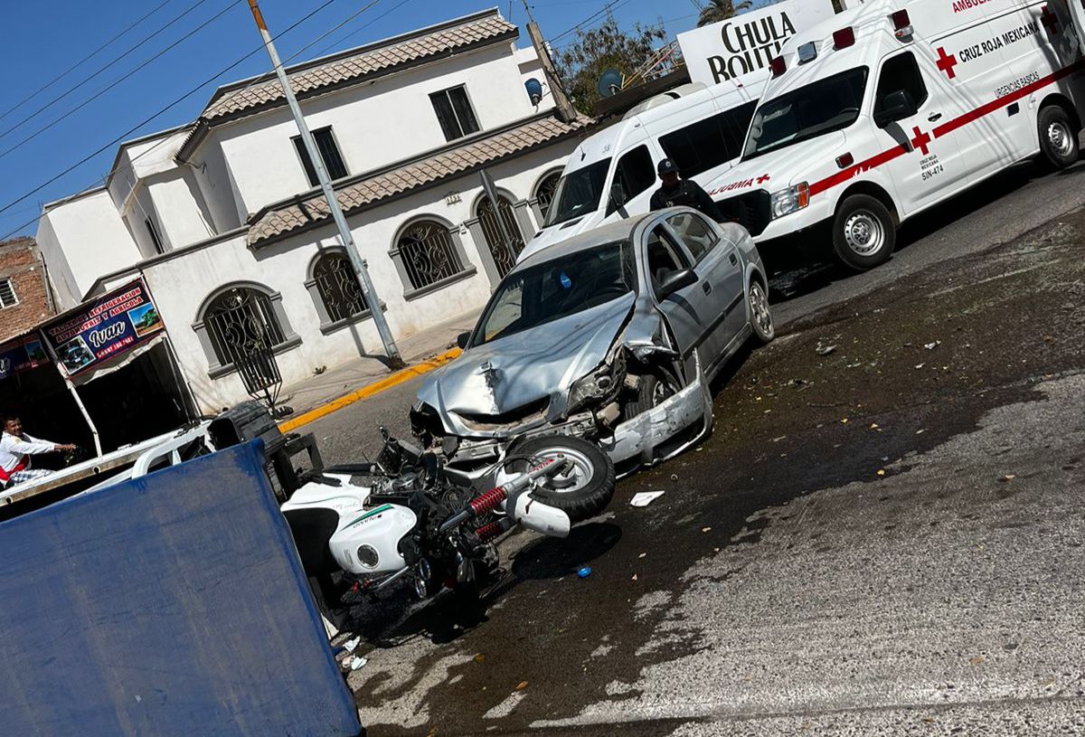 Mujer se pasa un alto en su vehículo, en Guasave y lesiona a un motociclista