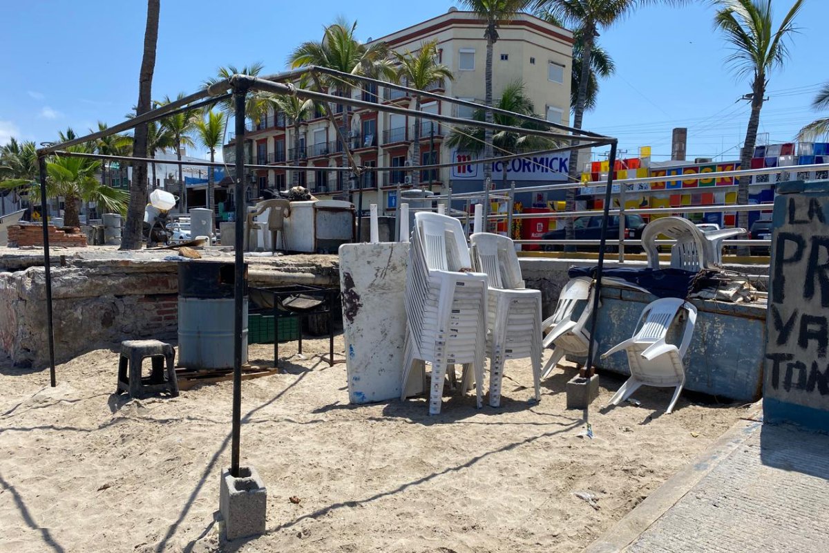 Pescadores de Playa Norte, en Mazatlán, toman descansos obligados por falta de pescado y ventas