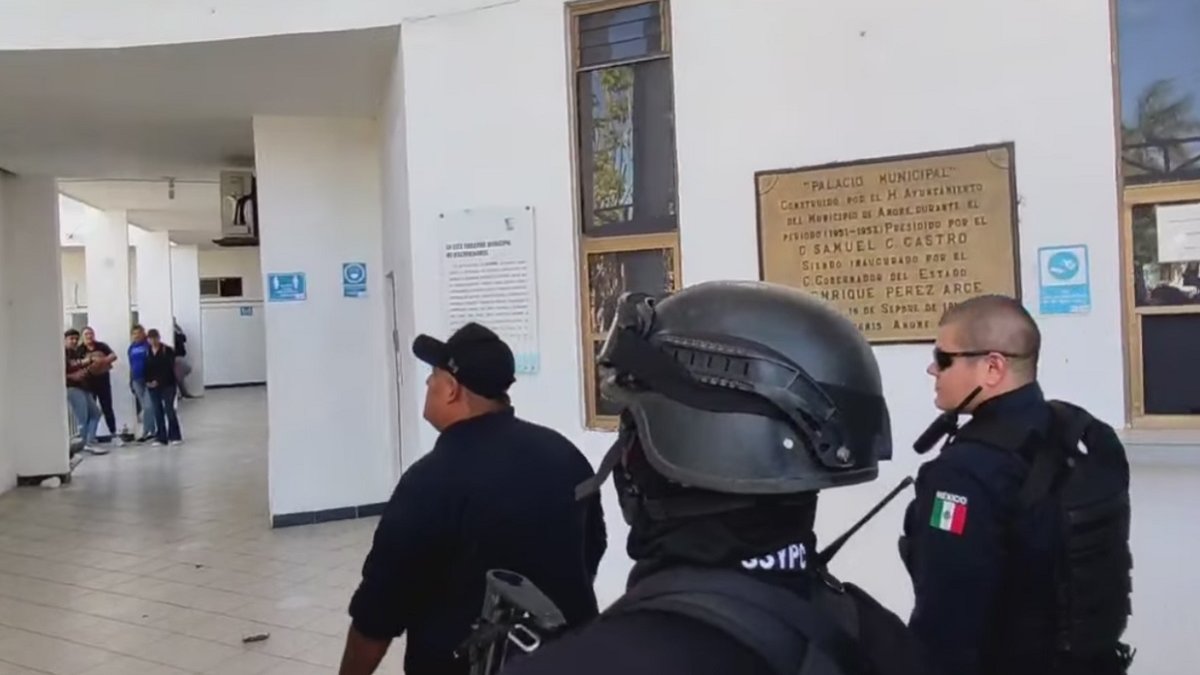Monta SSPPC operativo de seguridad al exterior de Palacio Municipal de Ahome
