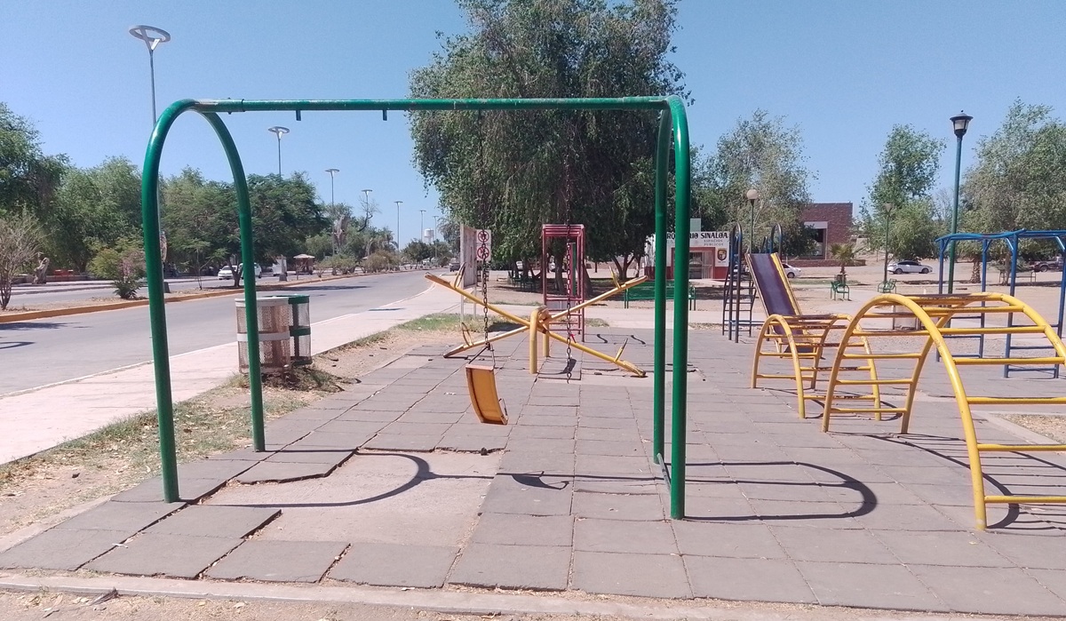 Un riesgo latente el parquecito del Malecón de Guasave, problemas en los juegos y cero seguridad al lado de la vía