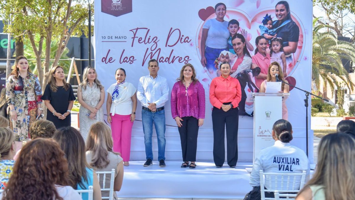 ¡A la madre! Con una ofrenda floral y guardia de honor en la plaza de la Mujer, celebran a las mamás de Ahome