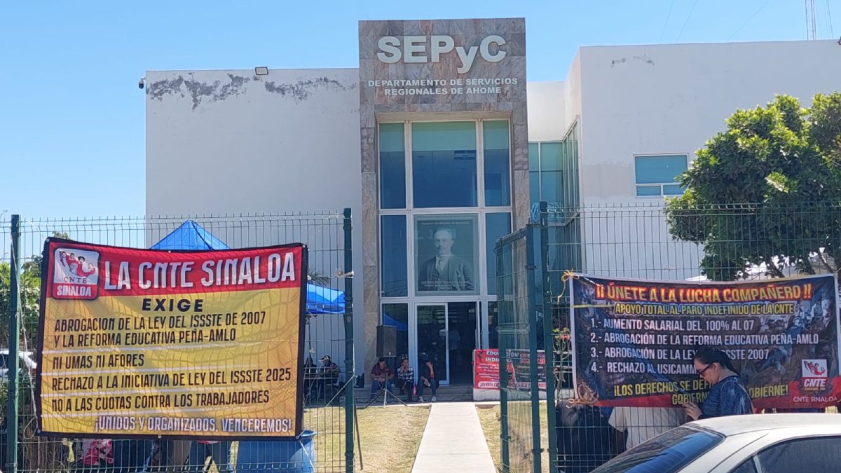 Se manifiestan profesores de la CNTE en oficinas de la SEPyC en Ahome
