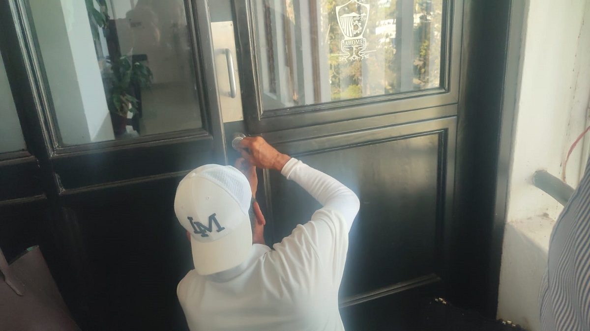 Con puertas cerradas reciben a Antonio Menéndez en el Palacio Municipal de Ahome