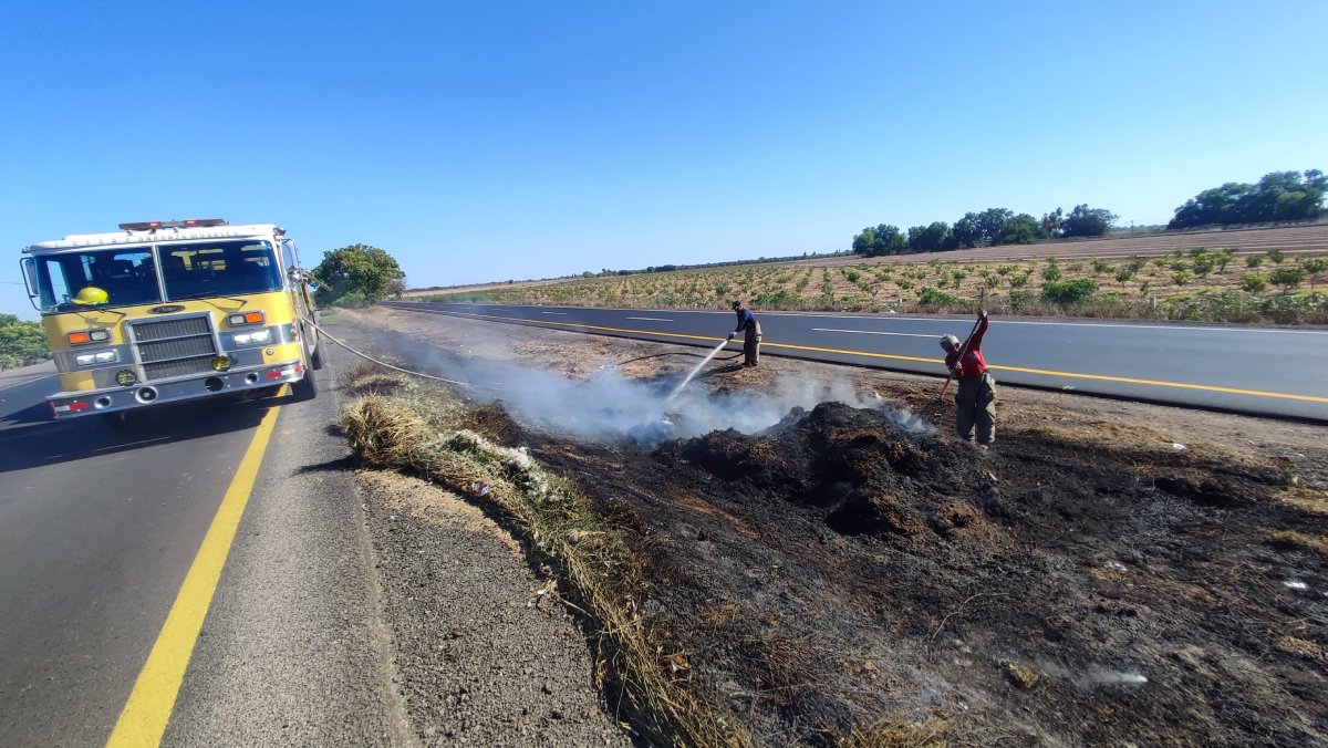 Incendio de maleza en la México 15, en Ahome, provoca accidente múltiple y deja como saldo un motociclista lesionado