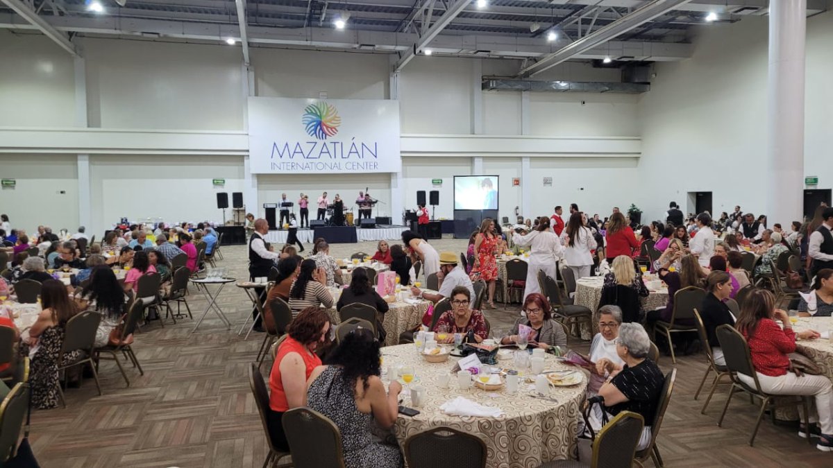 Realiza voluntariado de Damas de Cruz Roja desayuno-baile “Las Flores de Mayo” 2025