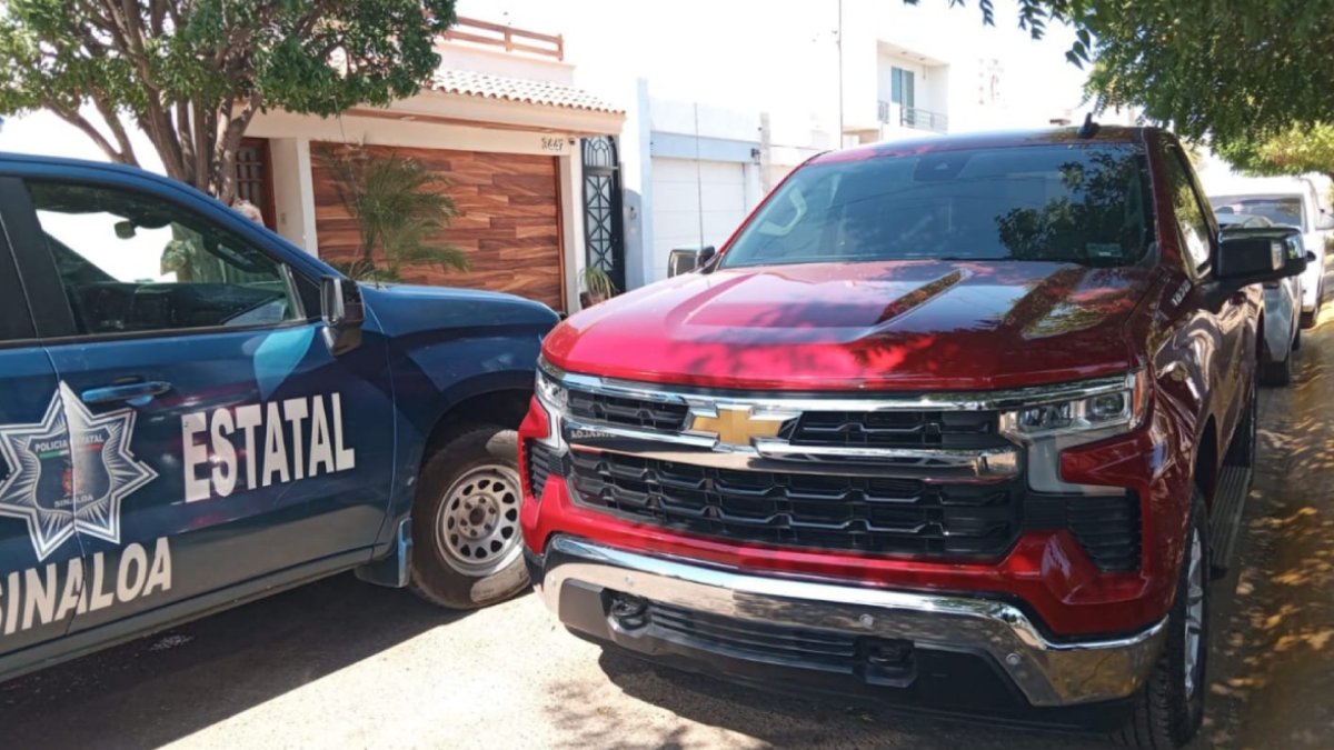 Recuperan camioneta roja robada en Villas del Río, Culiacán