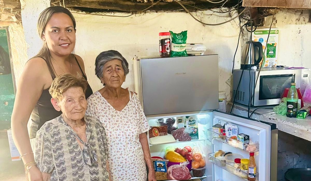 Reina del Día de las Madres de El Fuerte recibe refrigerador lleno de víveres de parte del ayuntamiento