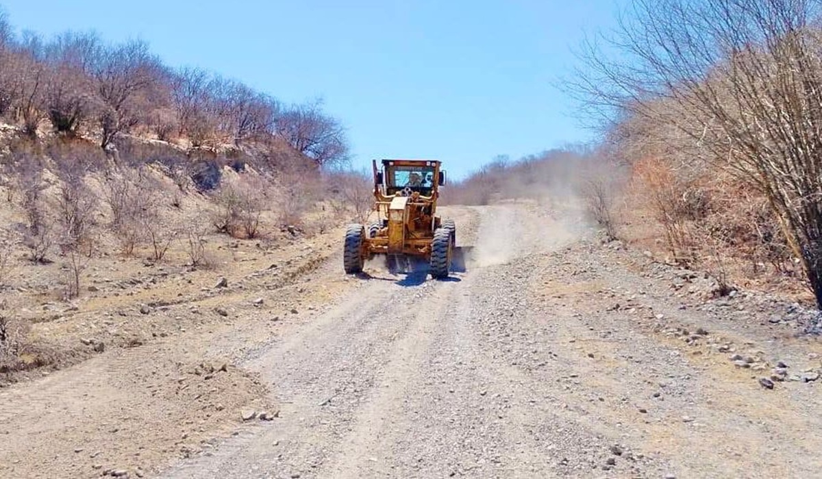 Sigue la rehabilitación de caminos rurales en El Fuerte