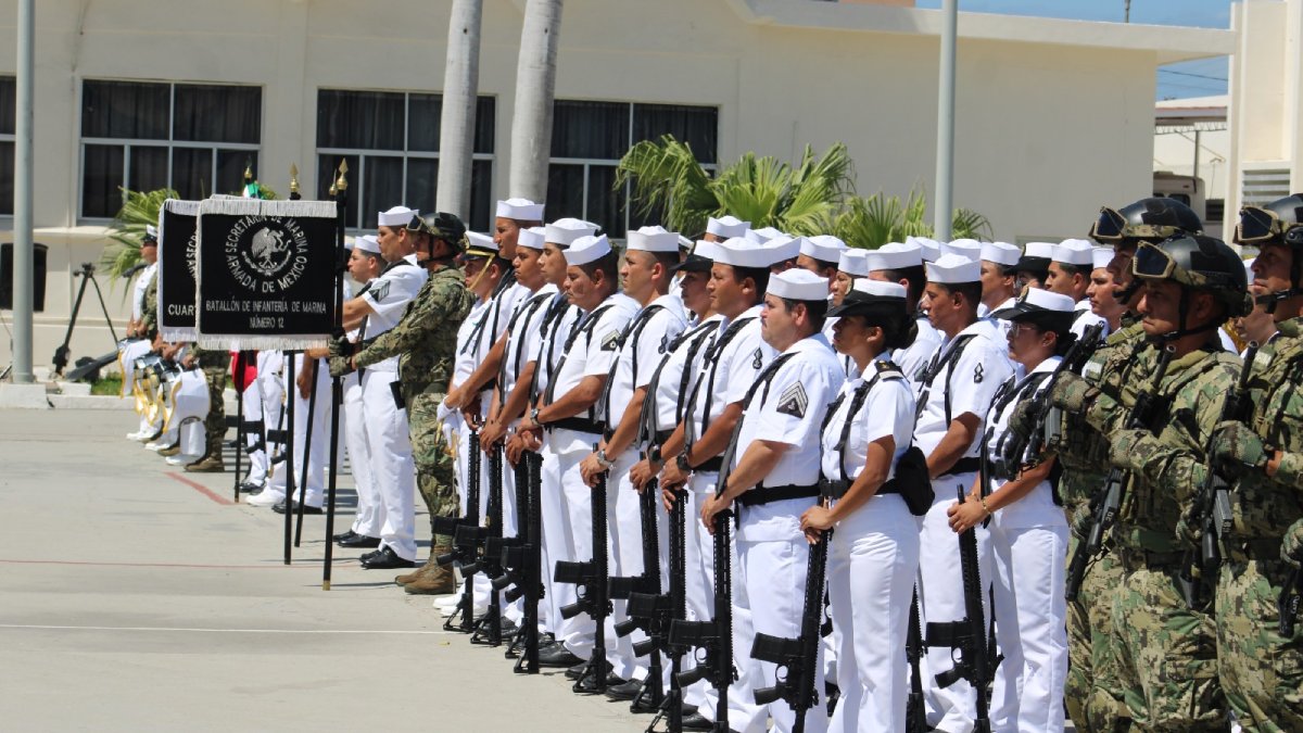 Remisos y mujeres voluntarias juran lealtad a la bandera en Mazatlán durante ceremonia del Servicio Militar Nacional