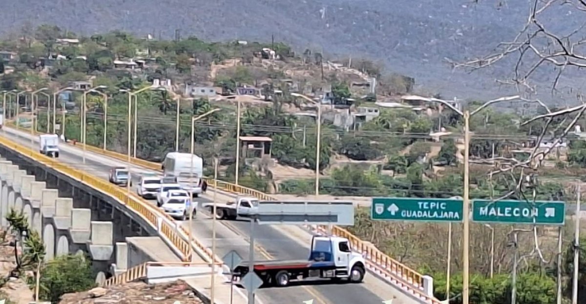 Reportan bloqueos y enfrentamiento a balazos en El Rosario, Sinaloa