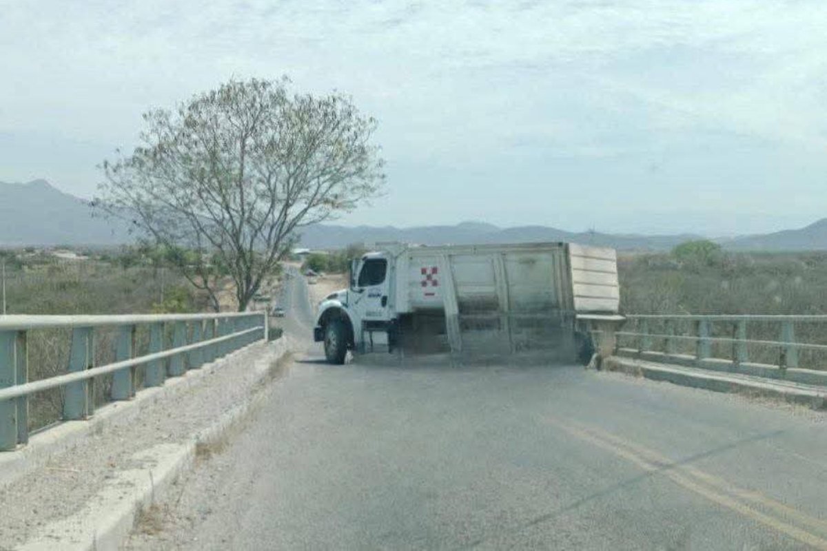 Reportan enfrentamiento armado y bloqueos al sur de Mazatlán
