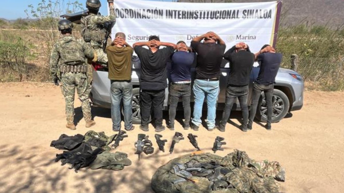 Rescatan a dos ‘levantados’ y detienen a 6 con armamento y vehículos en Culiacán