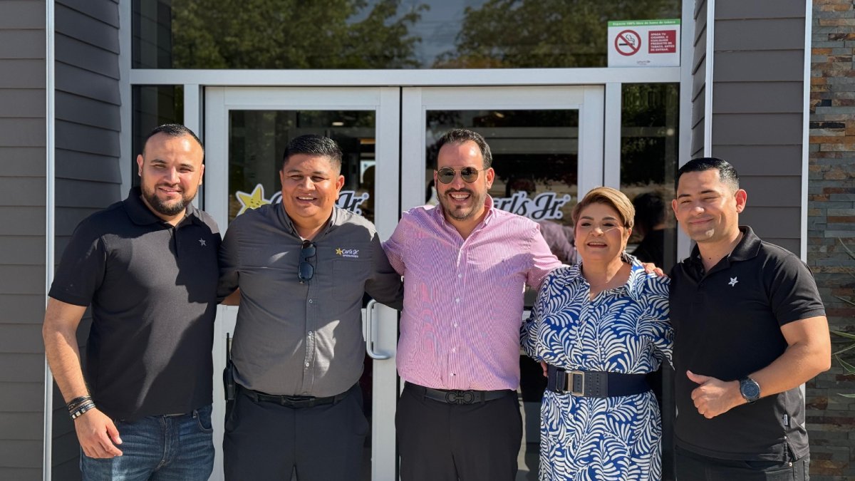 ¡Se unió a la tendencia! Secretario de Economía también acude a probar las Carl’s Jr. de Guasave