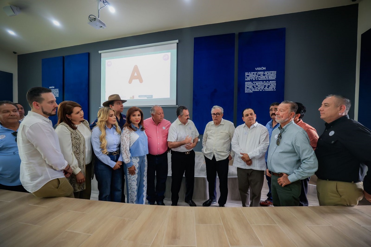 Inaugura Rubén Rocha Moya aula digital en ejido La Presita, Sinaloa municipio