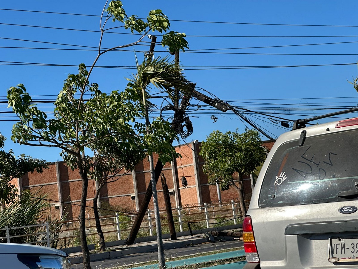 ¡Tome precauciones! Cierran tramo de la avenida Rafael Buelna de Mazatlán por caída de poste
