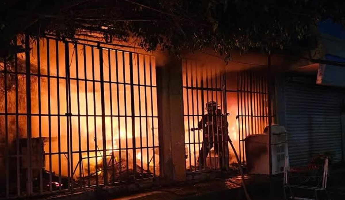 Incendio consume local comercial en fraccionamiento Tellerías, de Mazatlán