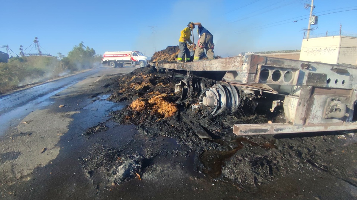Incendio de tráiler cargado con pacas provoca cierre de la carretera estatal Libramiento Oriente, en Los Mochis