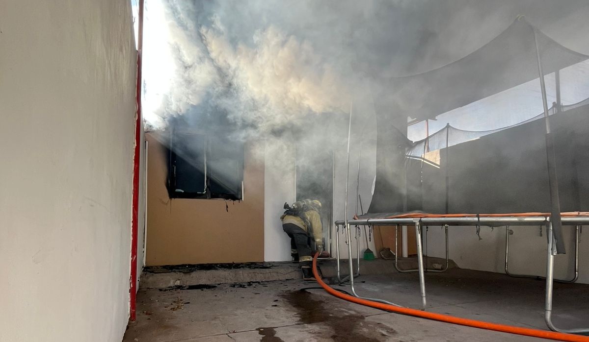 Arde vivienda en fraccionamiento Los Ángeles, en Los Mochis