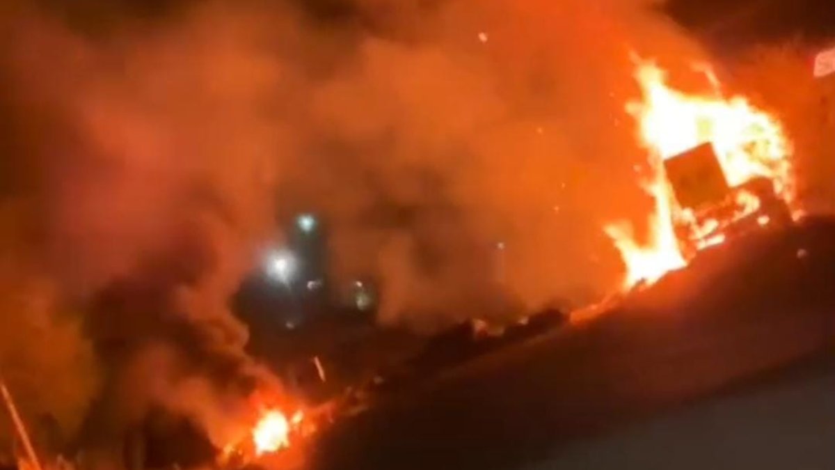 ¡Tome precauciones! Se registran bloqueos con llantas y pacas incendiadas en diversos accesos a Guamúchil