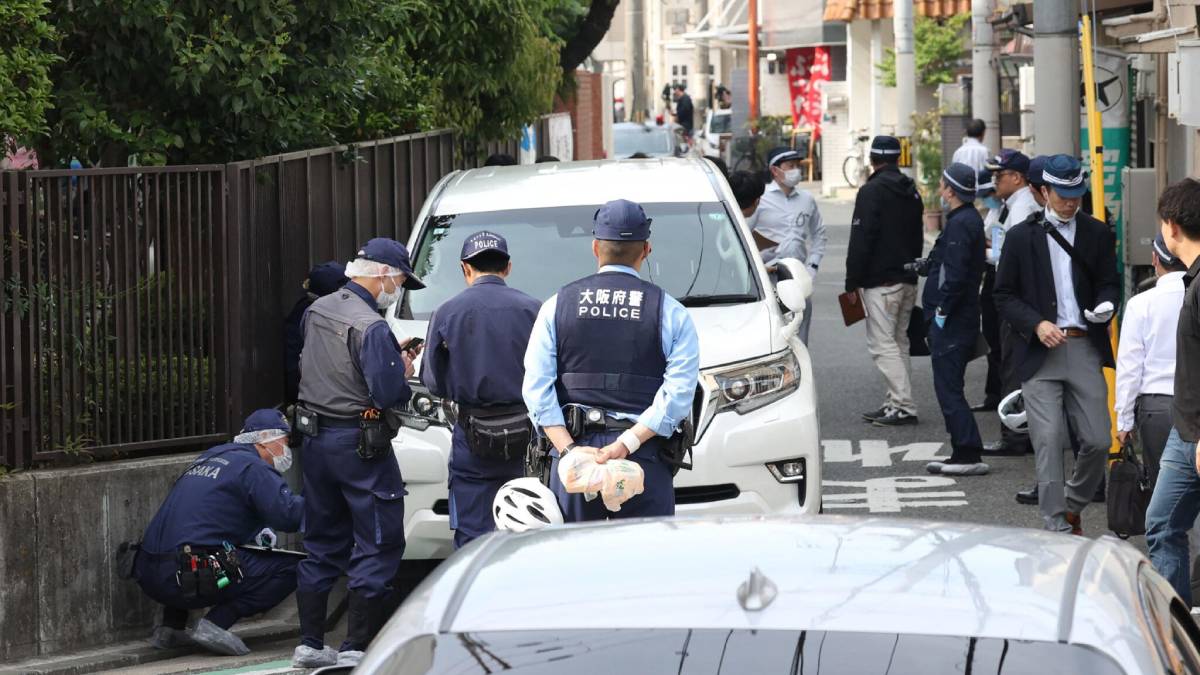 Siete niños resultaron heridos cuando un conductor los embistió mientras salían de clases en Osaka, Japón