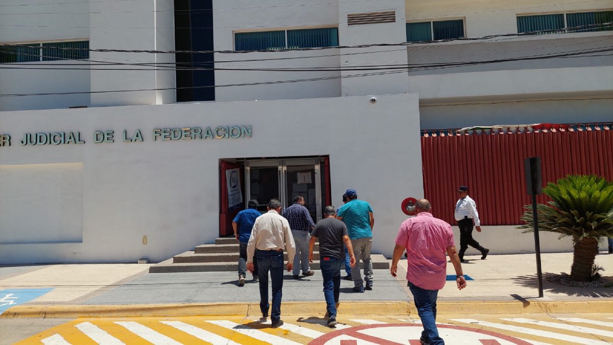 Trabajadores del Ingenio Azucarero se manifestaron frente al Juzgado Federal en Los Mochis