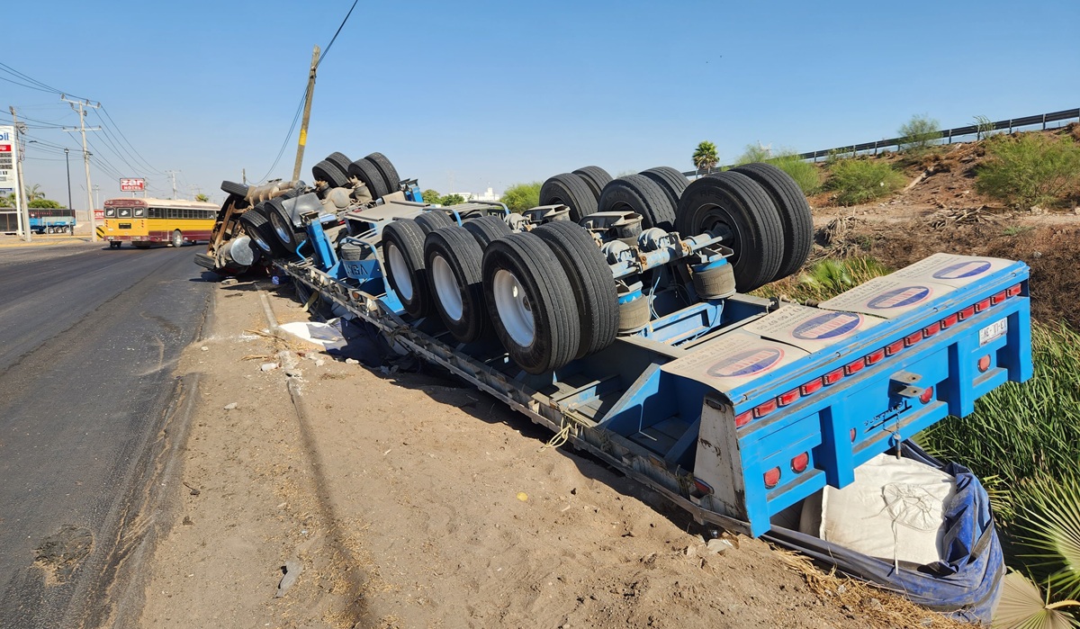 Tráiler cargado de alimentos para animales vuelca en el Libramiento Oriente, en Los Mochis