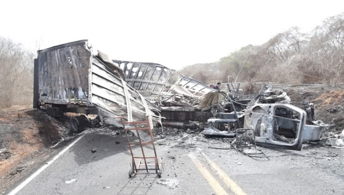 ¡Quedó en cenizas! Bomberos apagan fuego de tráiler utilizado en bloqueo carretero en Mazatlán
