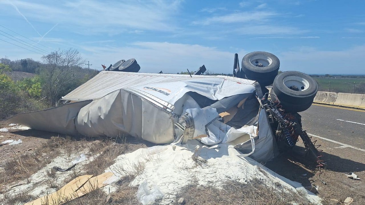 Transportaba azúcar, el tráiler volcado en la maxipista Mazatlán-Culiacán