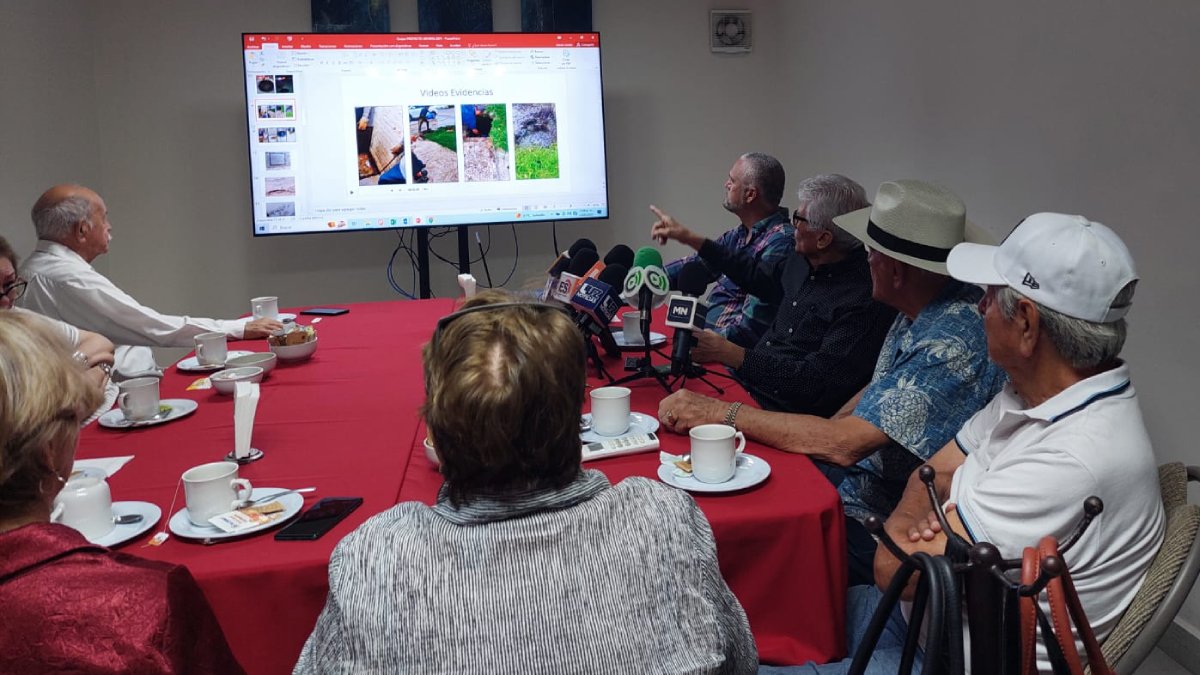 Vecinos de la Scally en Los Mochis, pagan de su bolsillo servicio de vaciado de drenaje ante ineficiencia de Japama