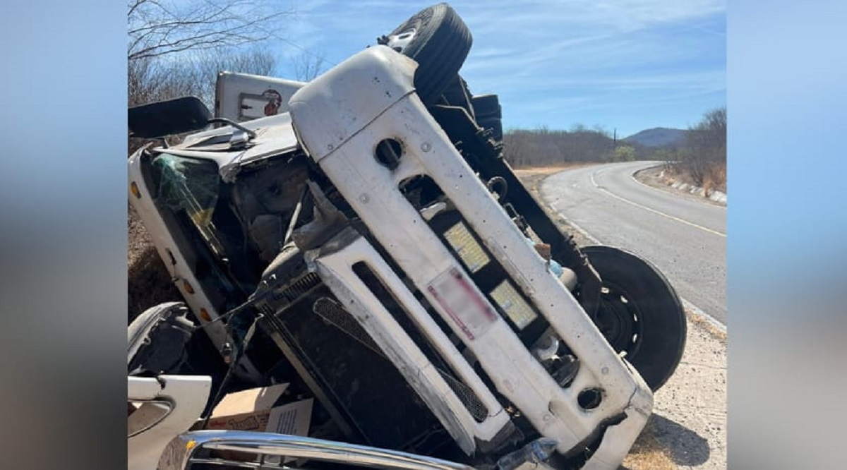 Volcadura de tráiler deja un muerto en La Cruz de Elota, Sinaloa