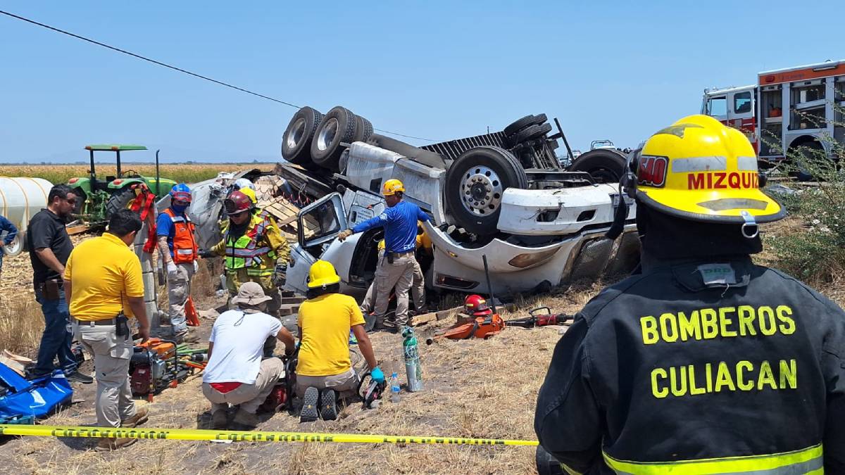 Volcadura sobre la Maxipista deja personas prensadas al sur de Culiacán