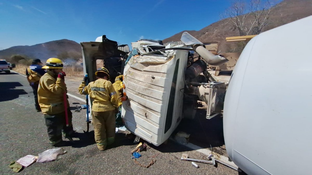 Volcadura de revolvedora de concreto deja un lesionado en Mocorito