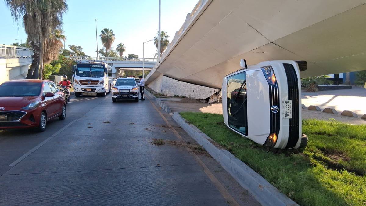 Se registra volcadura de auto sobre Malecón Viejo a la altura del Parque Acuático en Culiacán